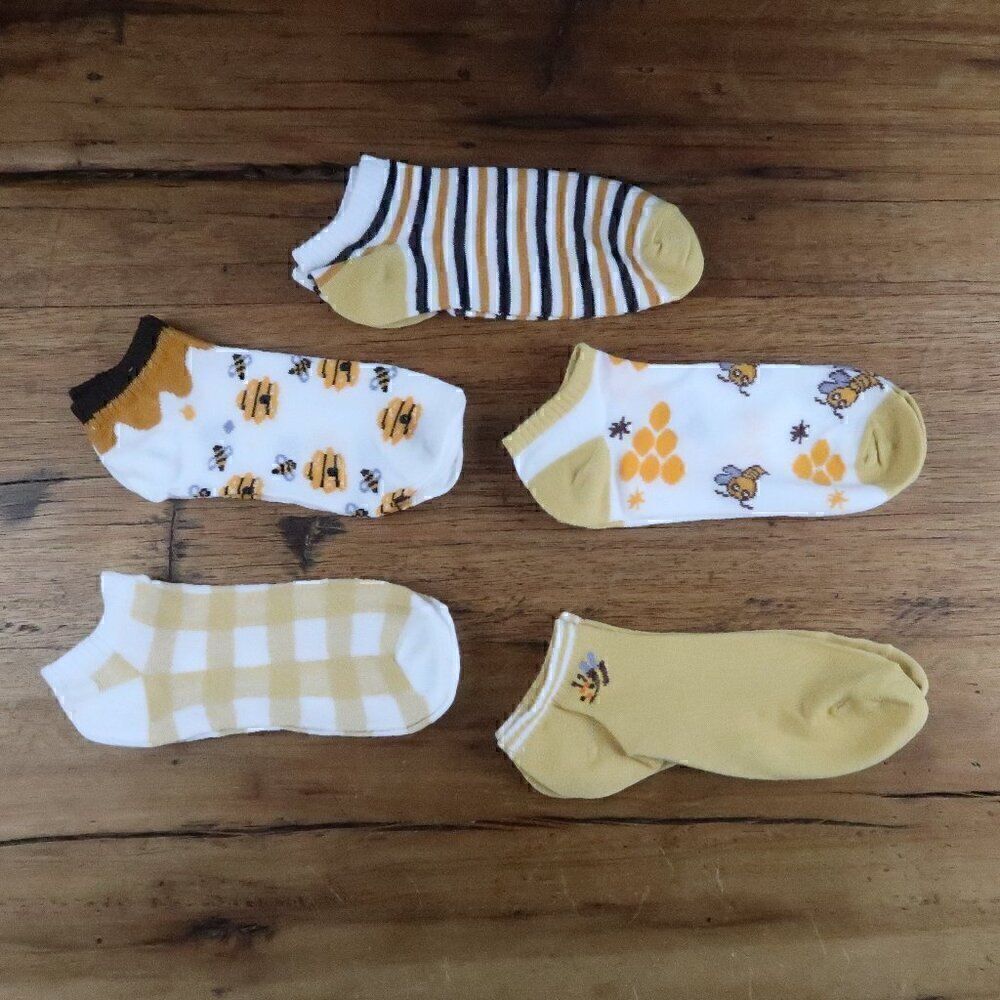5 PAIR WHITE & GOLD BUMBLE HONEY BEE PRINT ANKLE SOCKS WOMENS SIZE 5 TO 8 NWT